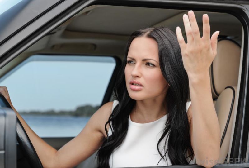 النساء أكثر غضبا من الرجال أثناء القيادة